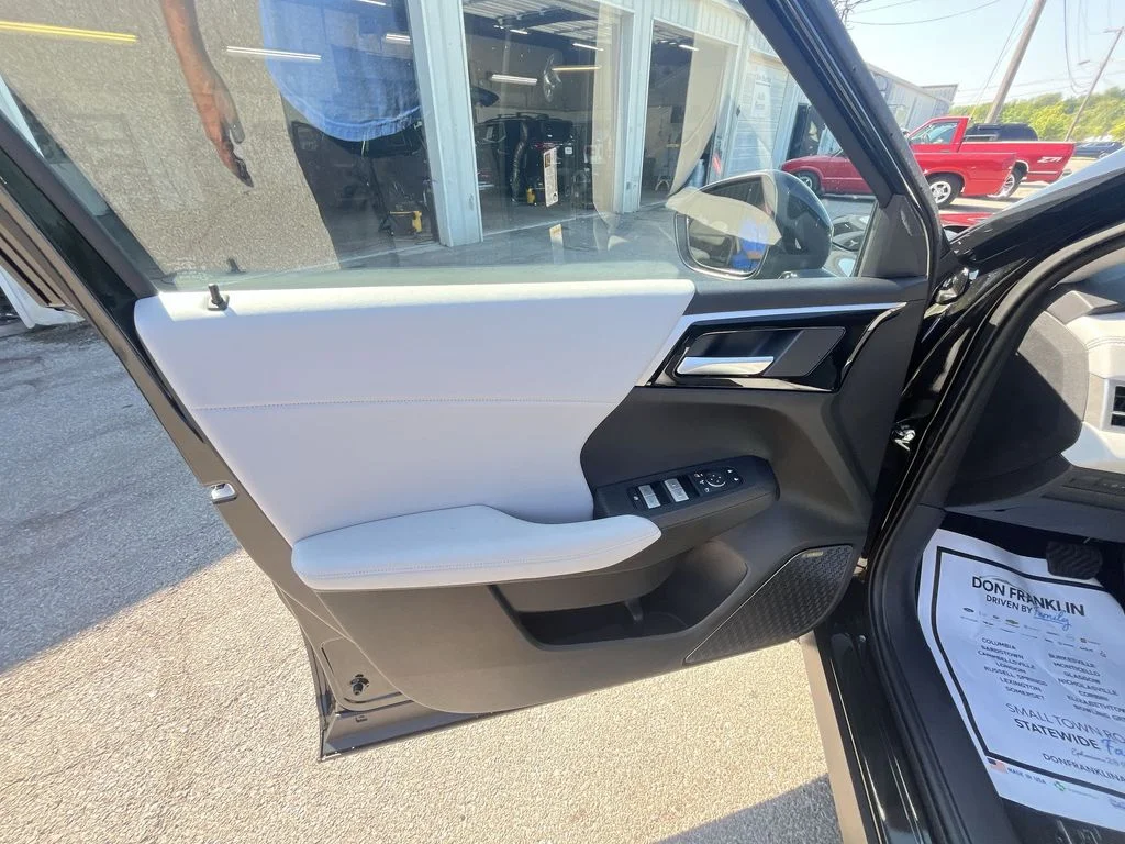 Used 2025 Black Mitsubishi SE image 13