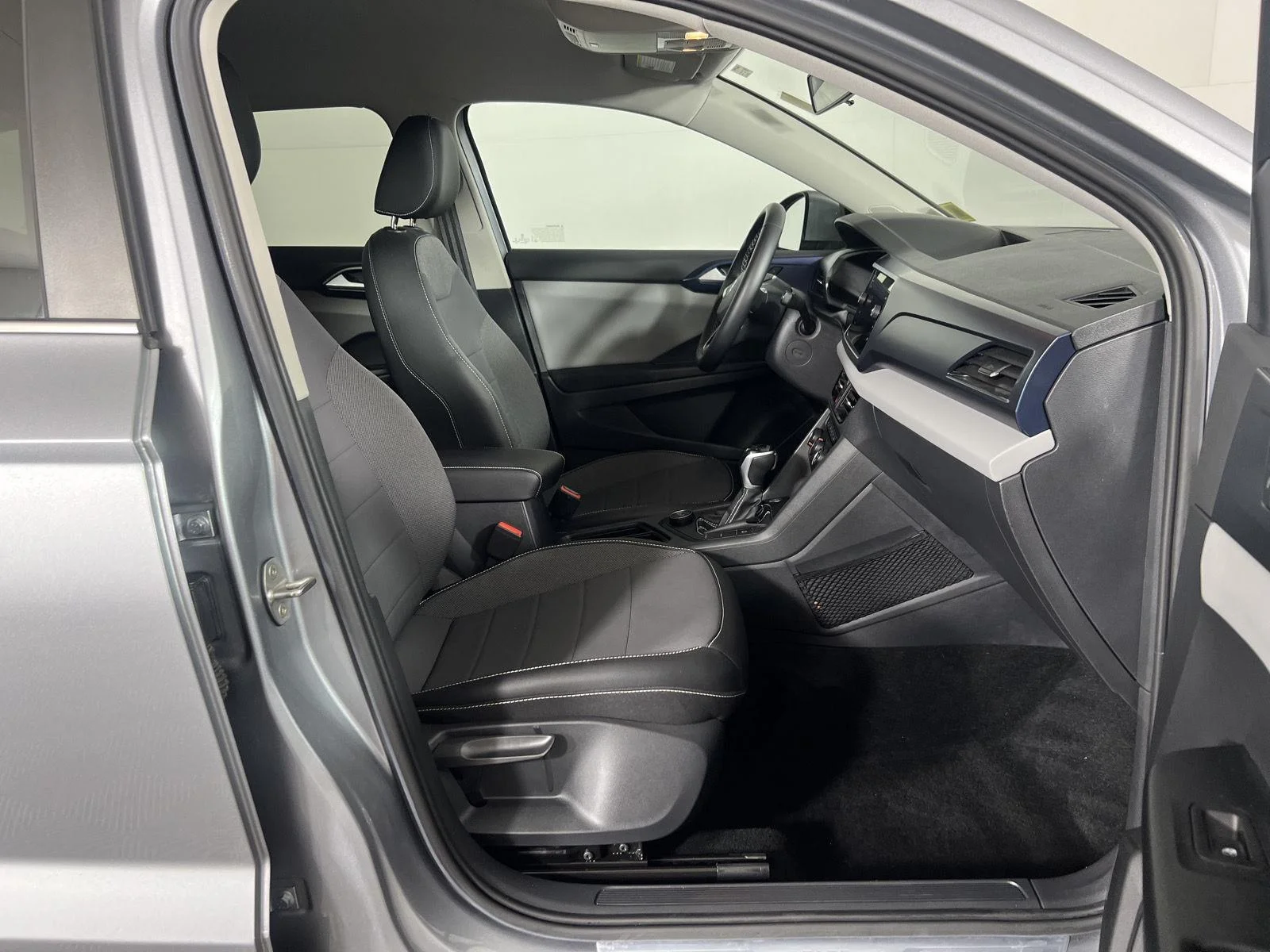 Used 2022 Gy Volkswagen SE image 5