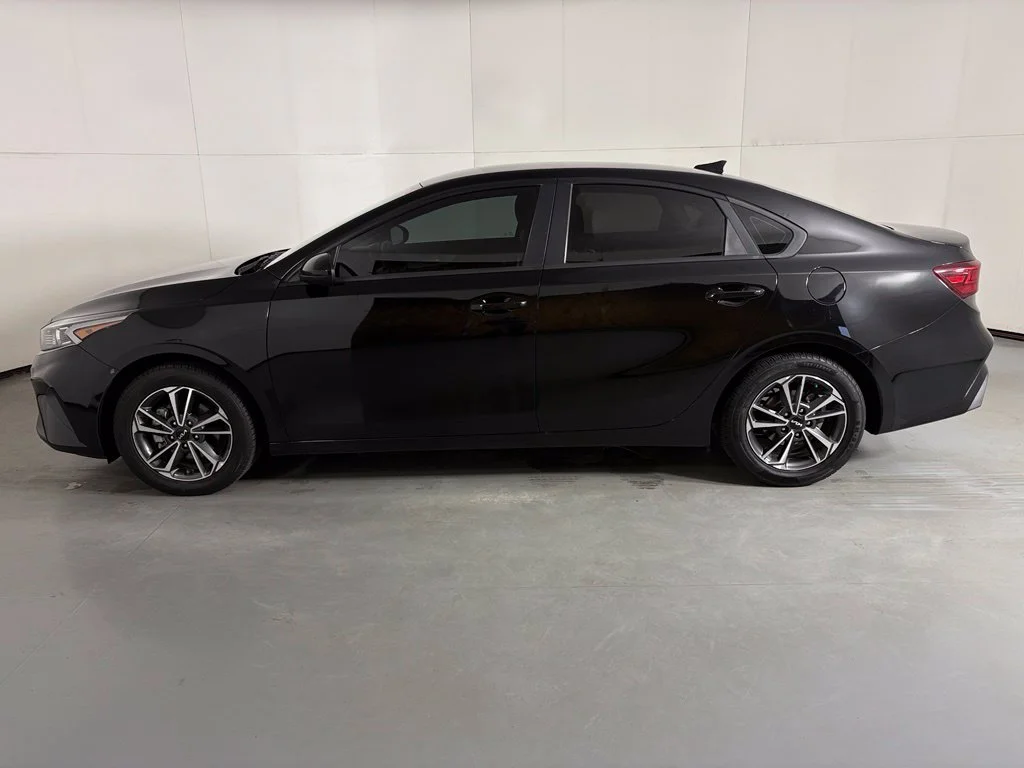 Used 2023 Black Kia LXS image 5