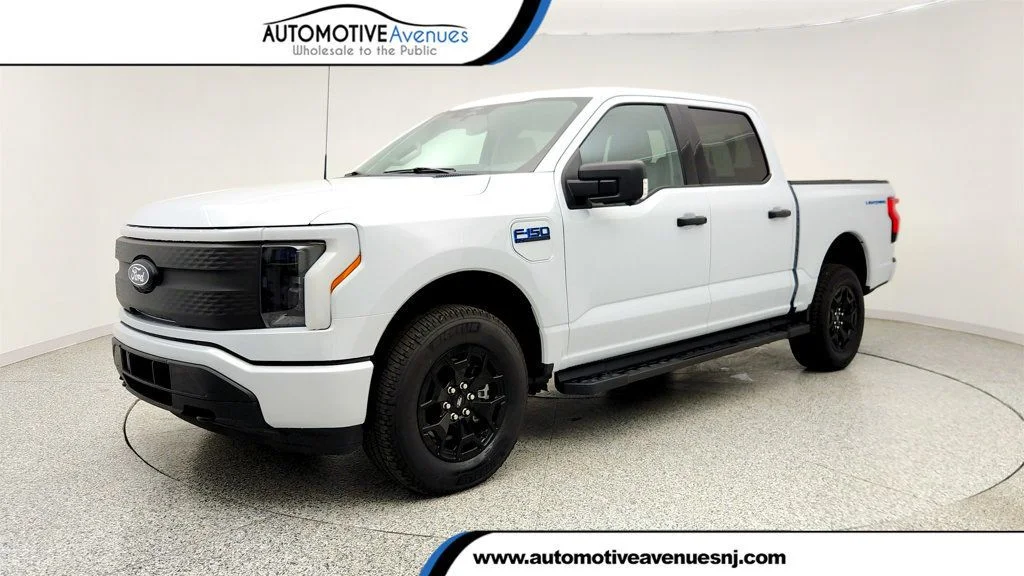 Used 2025 Space White Metallic Ford XLT 4WD SuperCrew 5.5