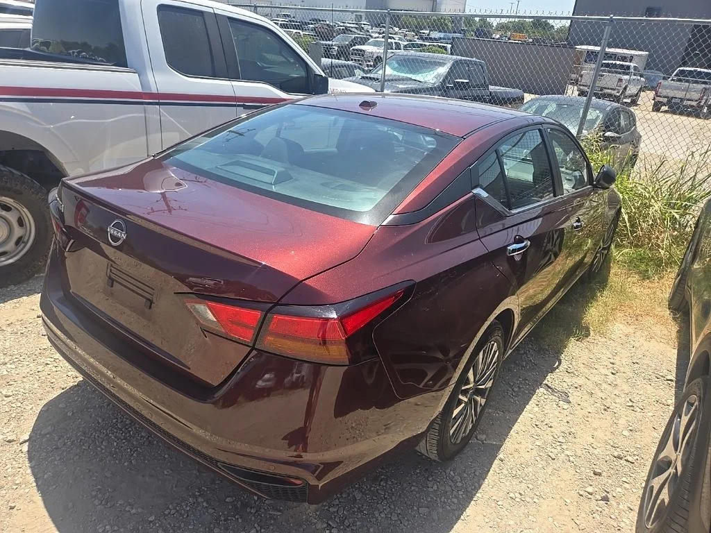 Used 2025 Red Nissan 2.5 SV image 3