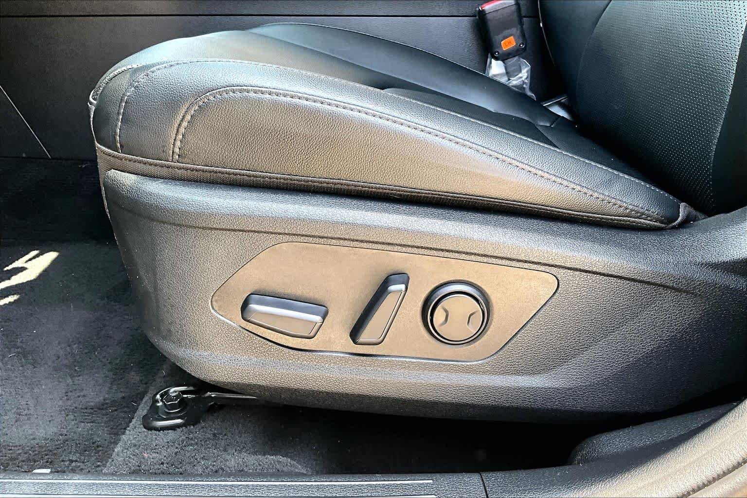 Used 2025 Everlasting Silver Kia EX image 33
