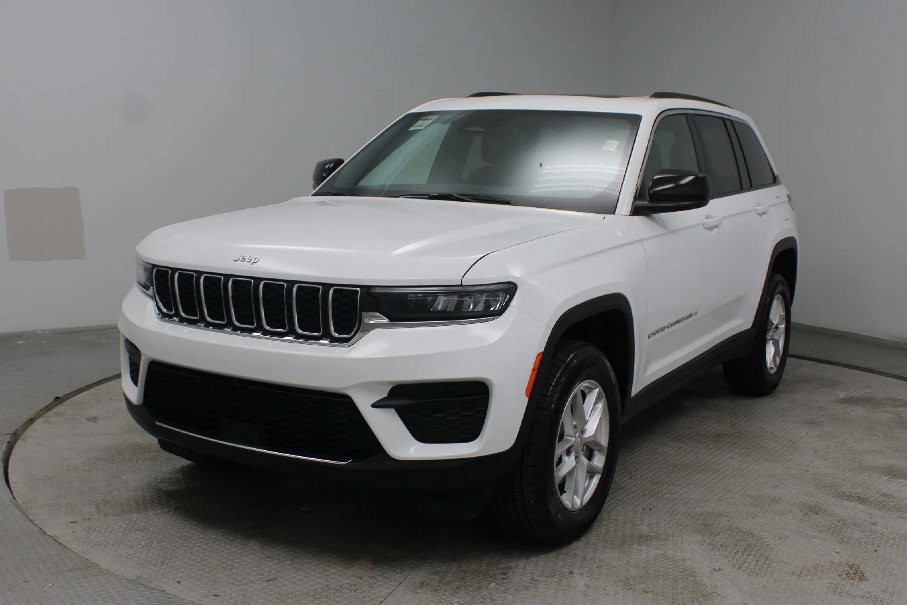New 2025 Bright White Clear-Coat Exterior Paint Jeep Laredo  x 4x2 image 22