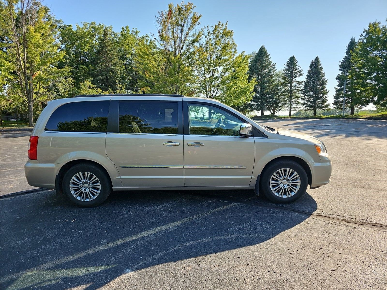 Used 2016 Cashmere/Sandstone Pearlcoat Chrysler Touring-L image 6