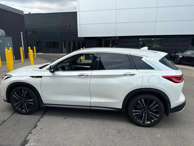 Used 2021 Majestic White INFINITI LUXE image 4