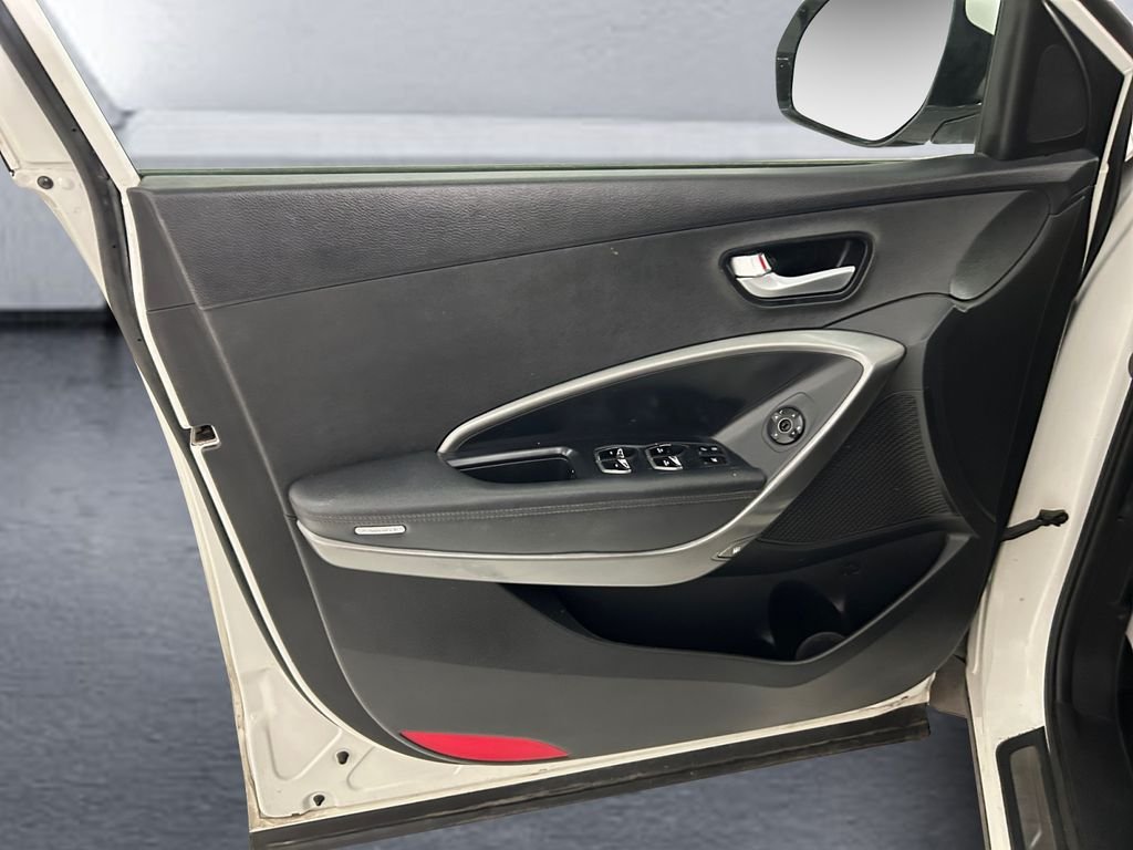 Used 2019 White Hyundai SE image 12