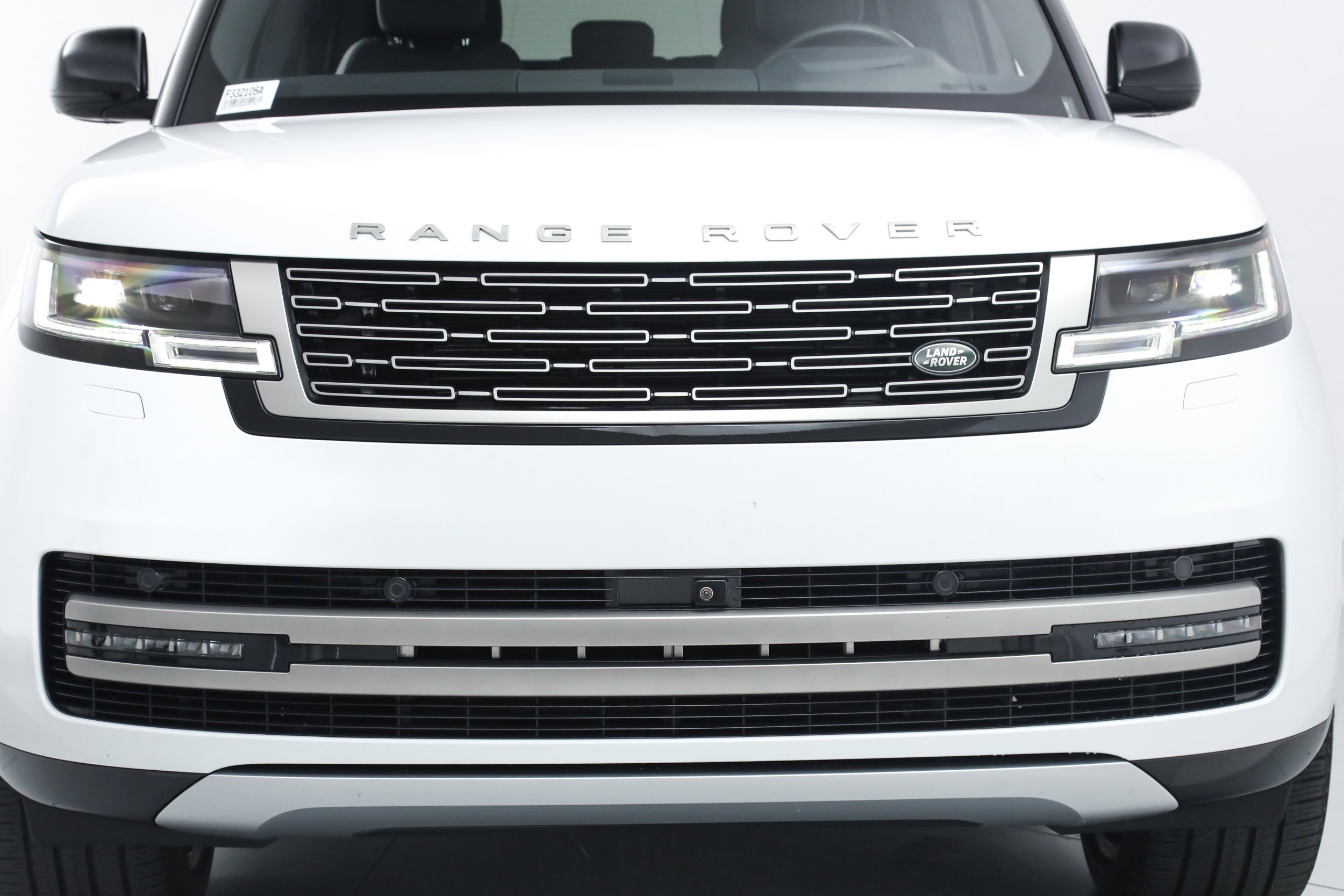 Used 2024 White Land Rover SE image 9