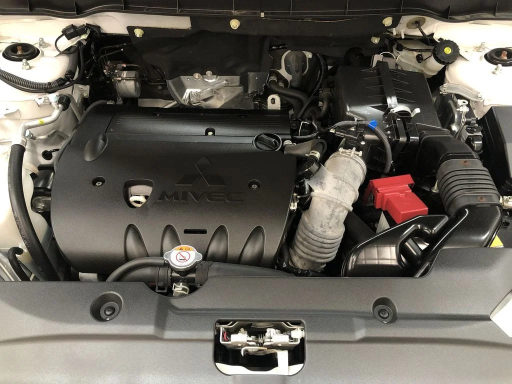 Used 2019 Pearl White Mitsubishi  image 11