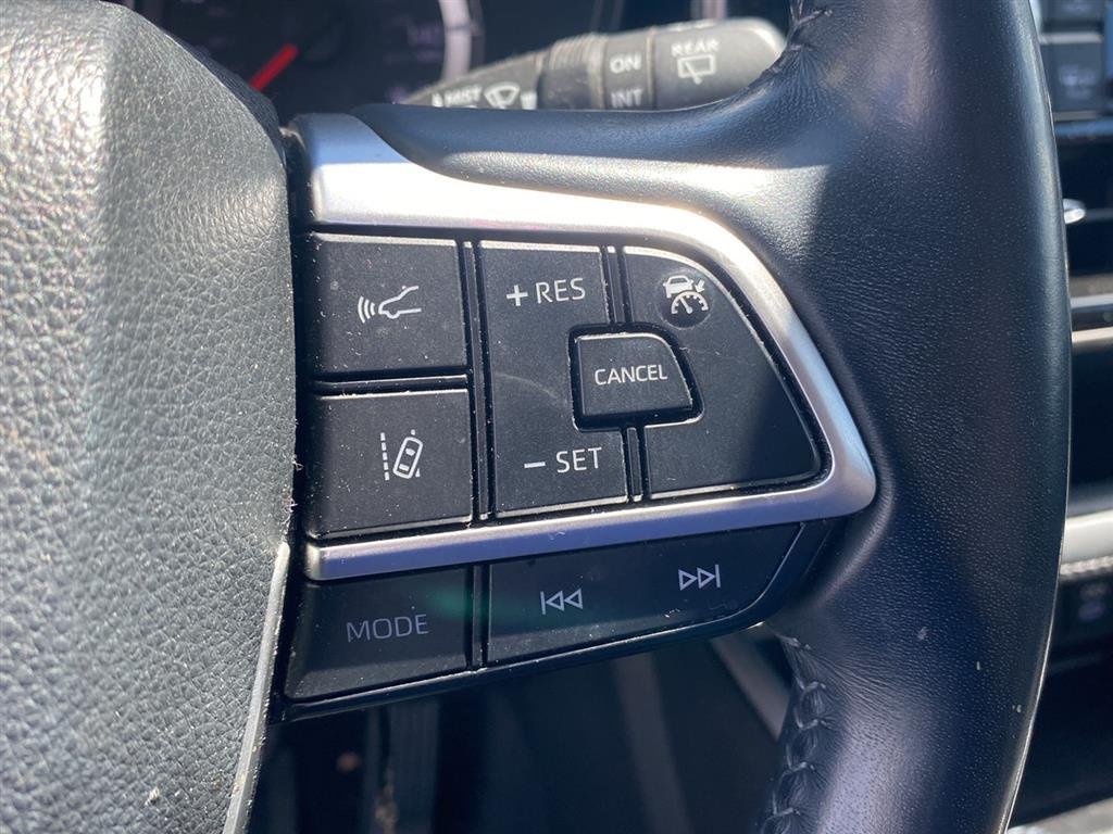 Used 2022 Wind Chill Pearl Toyota LE image 14