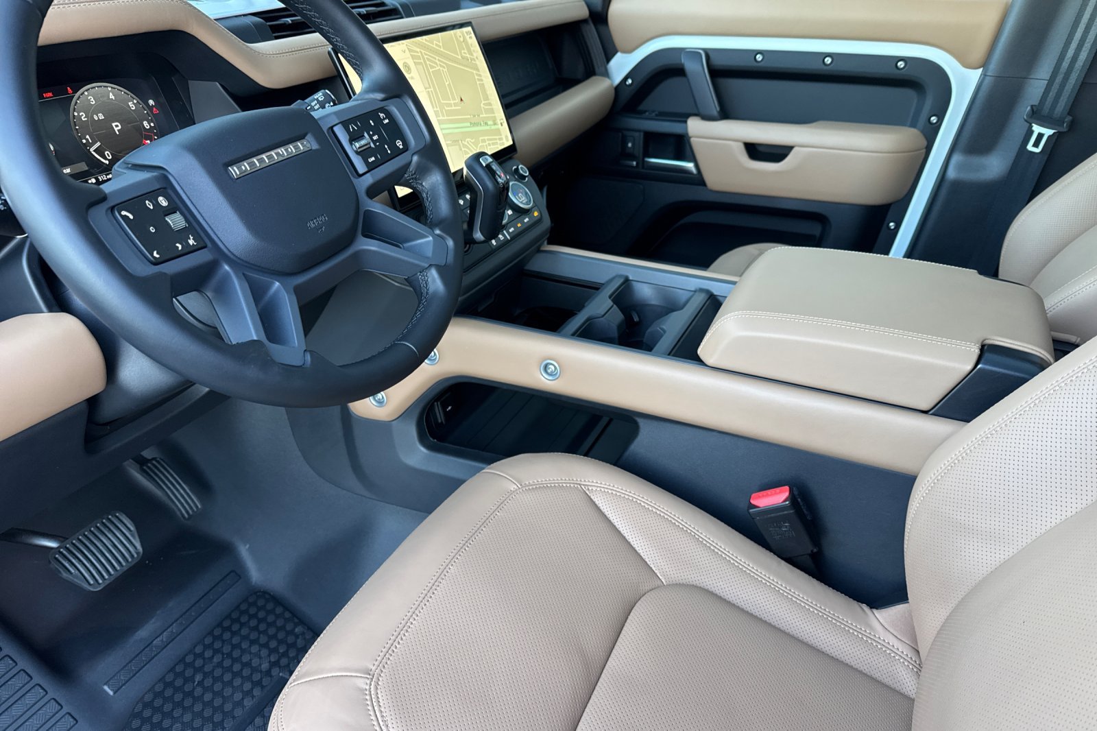 Certified Used 2026 White Land Rover X-Dynamic SE image 9