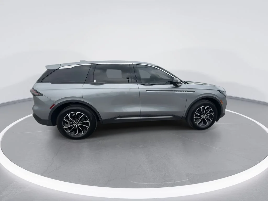Used 2025 Gray Lincoln Premiere image 9