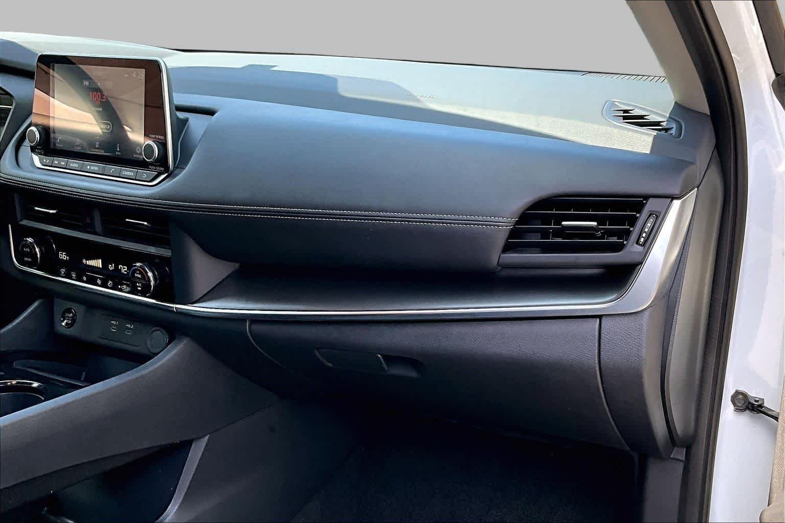 Used 2025 Everest White Pearl Nissan SV image 19