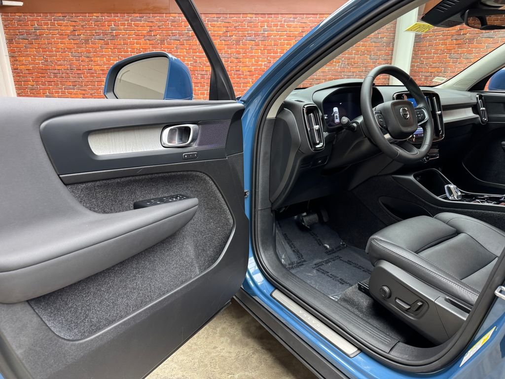 2024 Volvo XC40 Plus - Photo 9