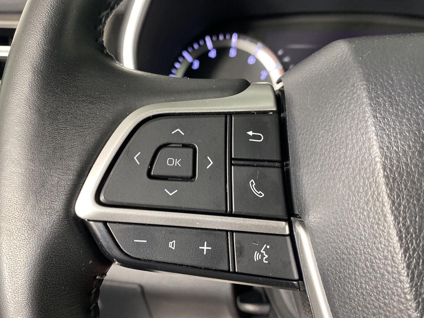 Used 2024 Midnight Black Metallic Toyota XLE image 27