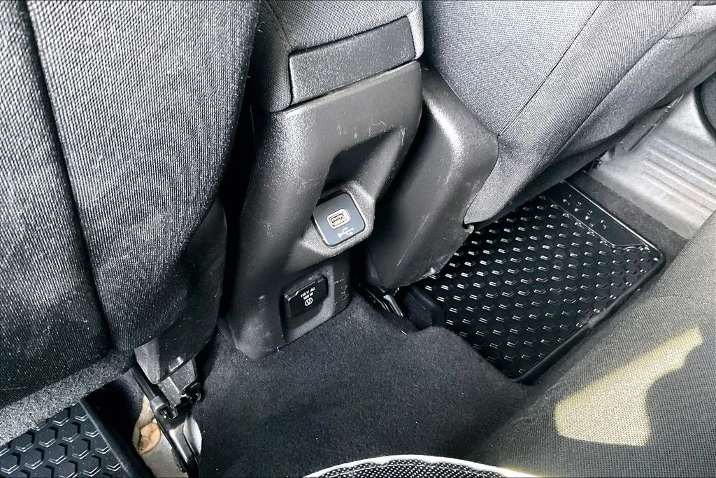 Used 2021 Silver Jeep Latitude image 32