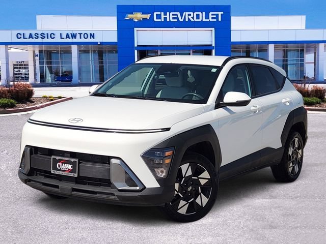 Used 2025 White Hyundai SEL image 1