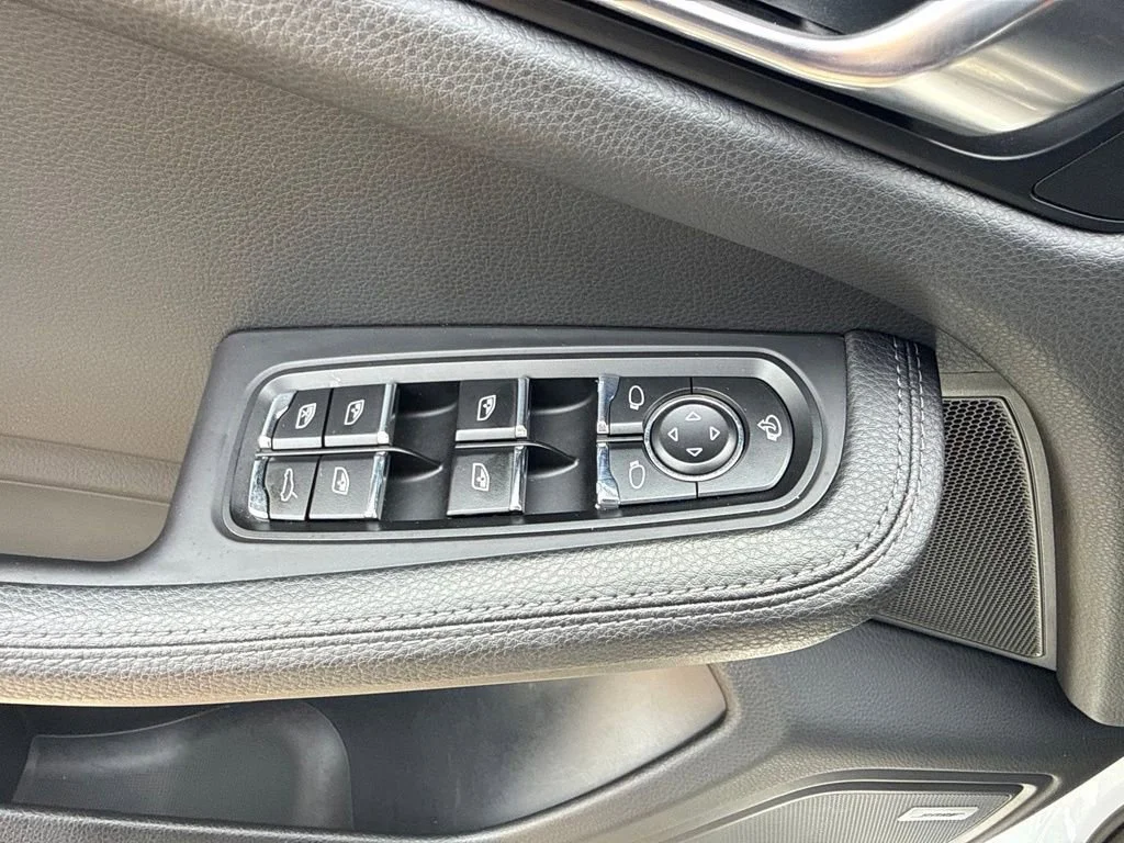 Used 2024  Porsche  image 15