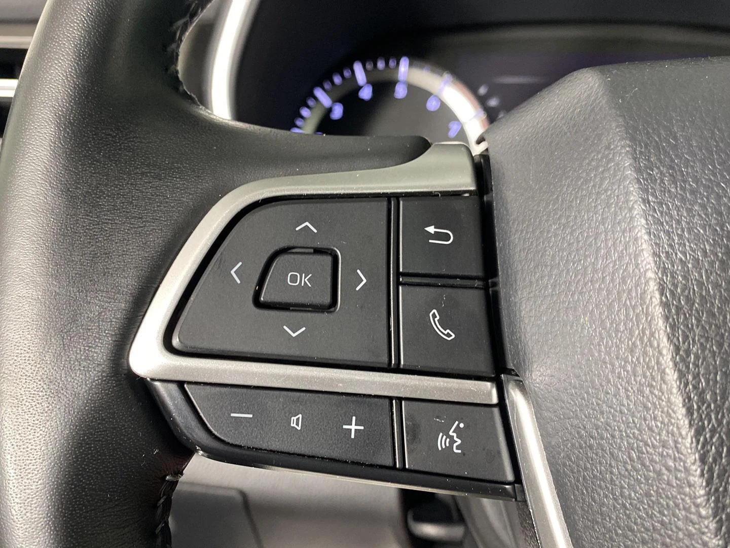 Used 2024 Midnight Black Metallic Toyota XLE image 27