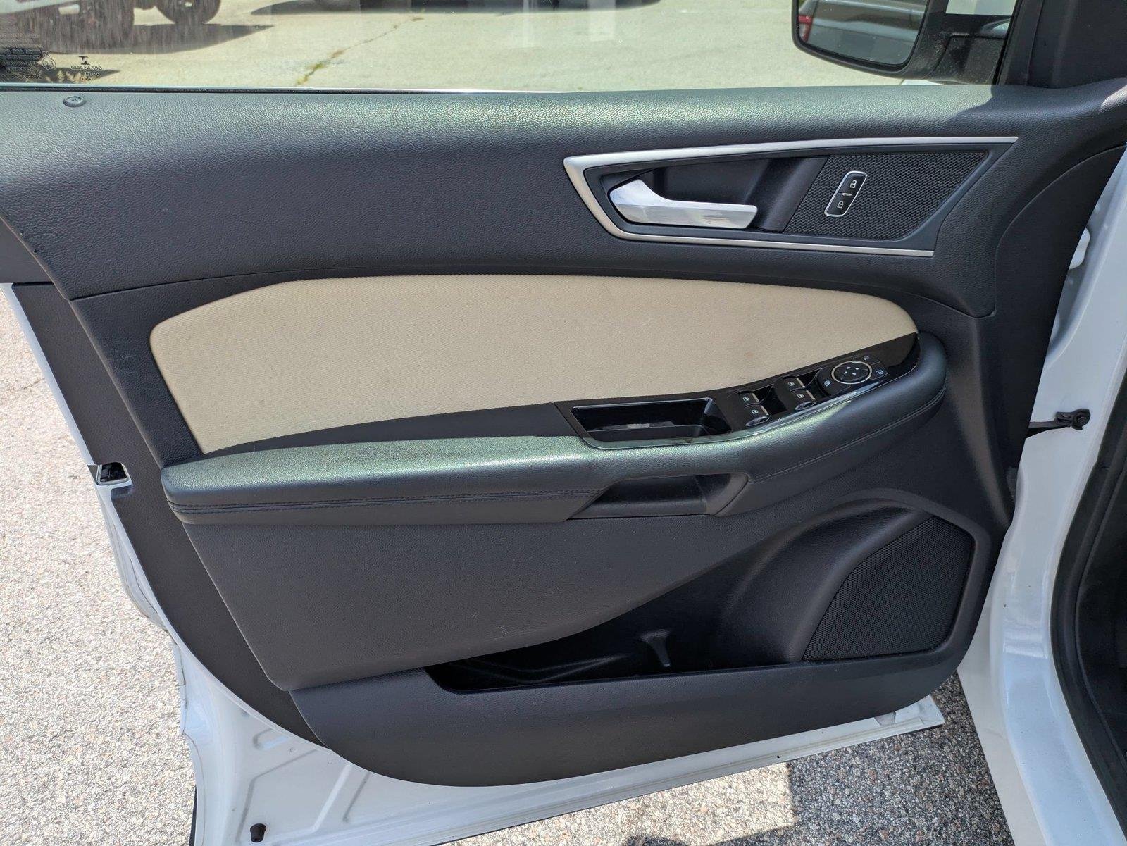 Used 2019  Ford SEL image 11