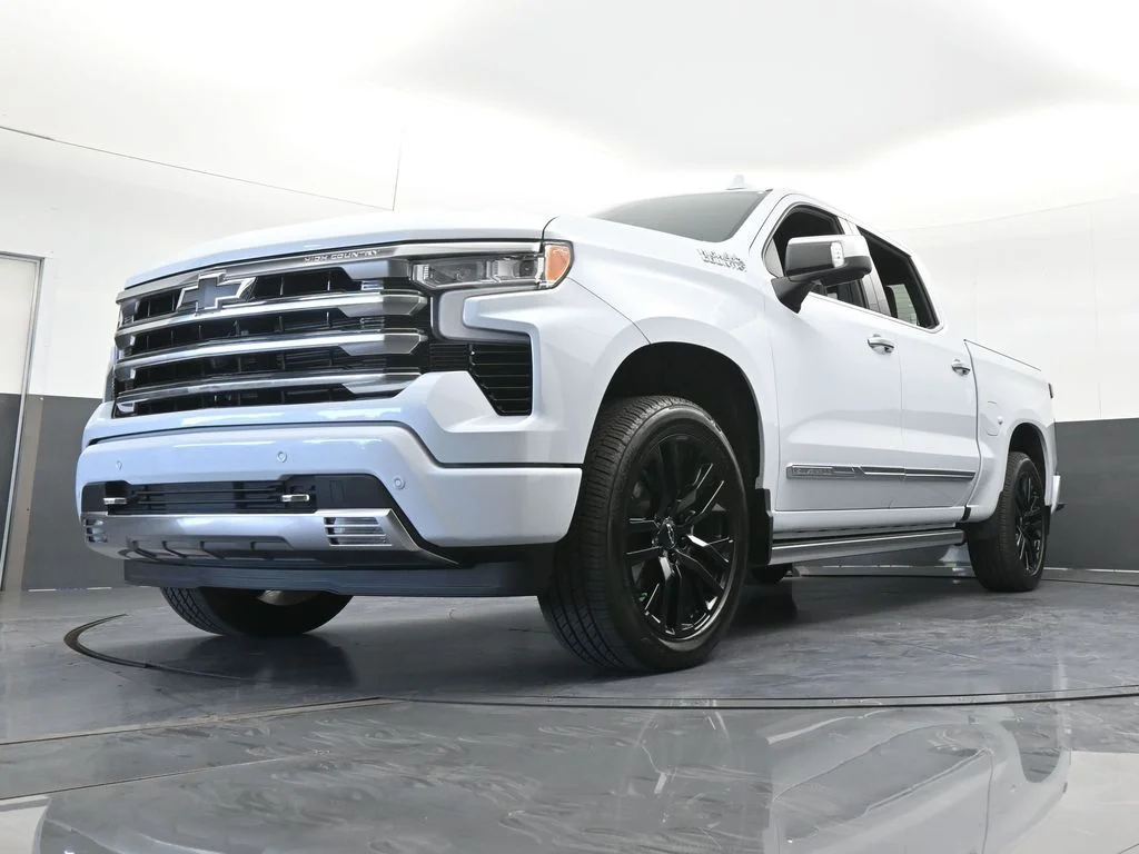 Used 2026 Summit White Chevrolet High Country image 71