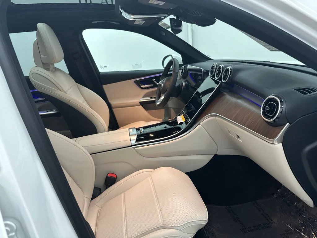 New 2027 White Mercedes-Benz GLC 300 image 25