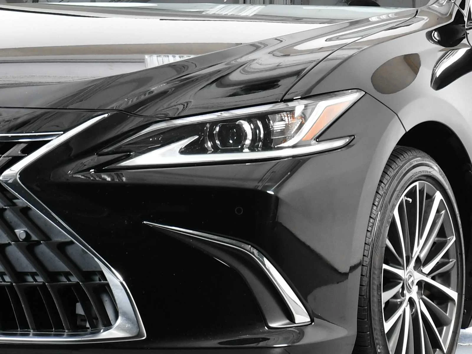 Used 2022 Obsidian Lexus Luxury image 9