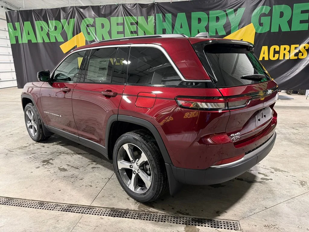 New 2026 Velvet Red Pearl-Coat Exterior Paint Jeep Limited image 5