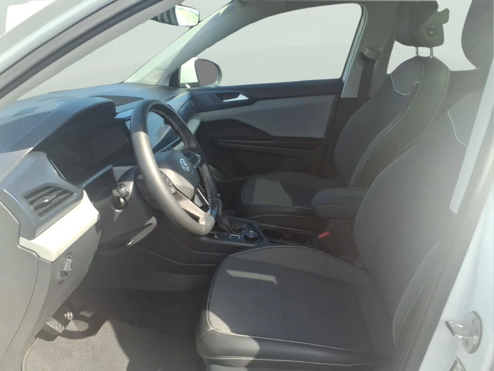 Used 2023 Pure White Volkswagen SE image 18