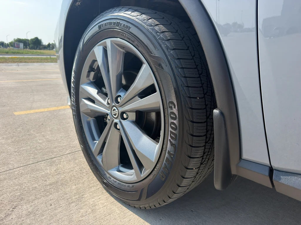 Used 2021 Boulder Gray Pearl Nissan Platinum image 9