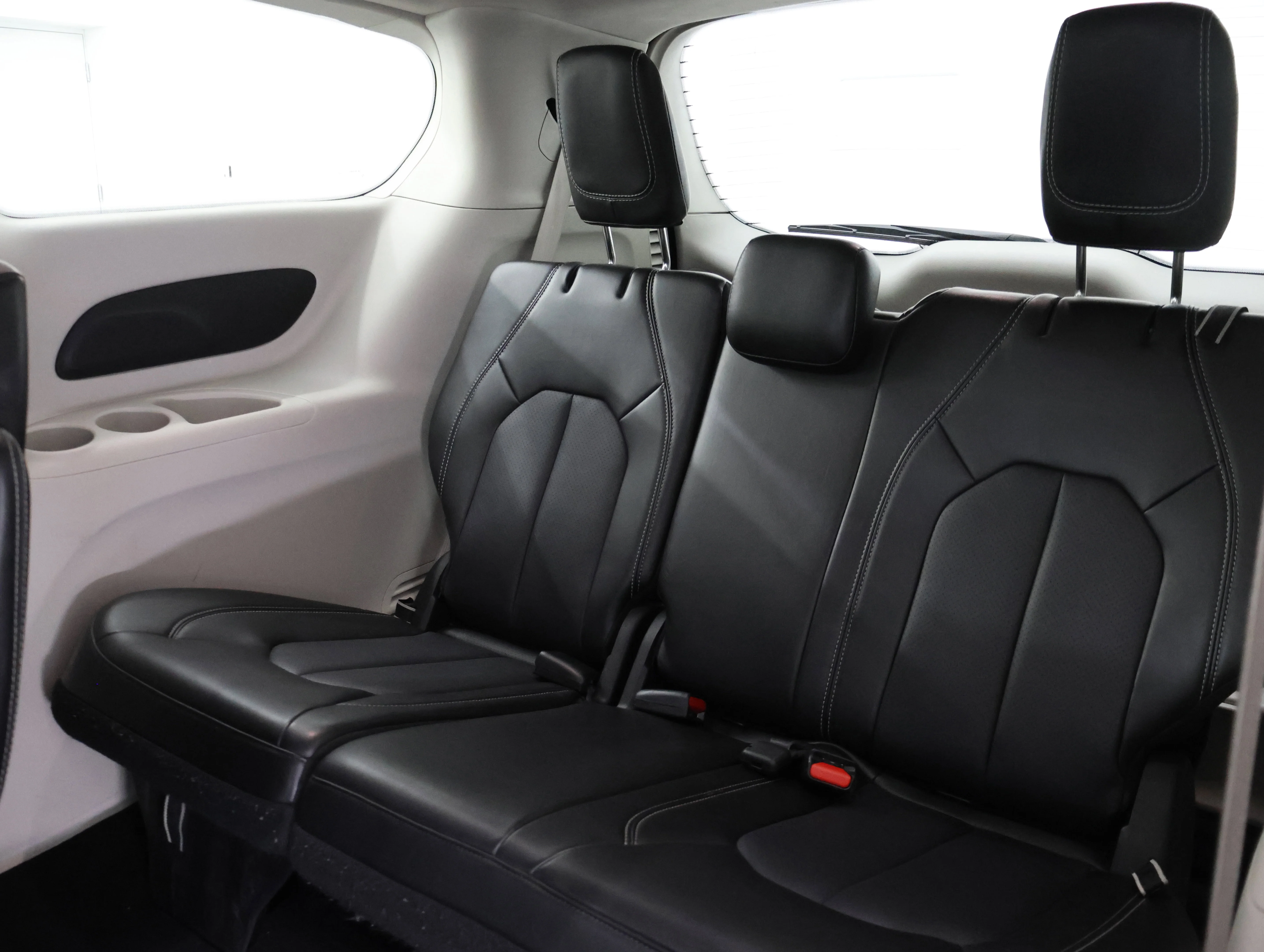 Used 2024 Diamond Black Crystal Pearlcoat Chrysler Touring L image 10
