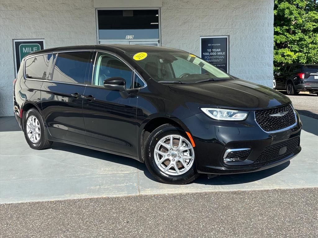 2023 Chrysler Pacifica Touring L's photo