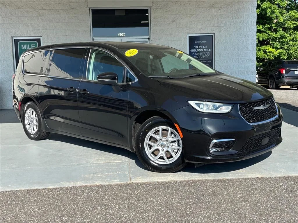 2023 Chrysler Pacifica Touring L's photo