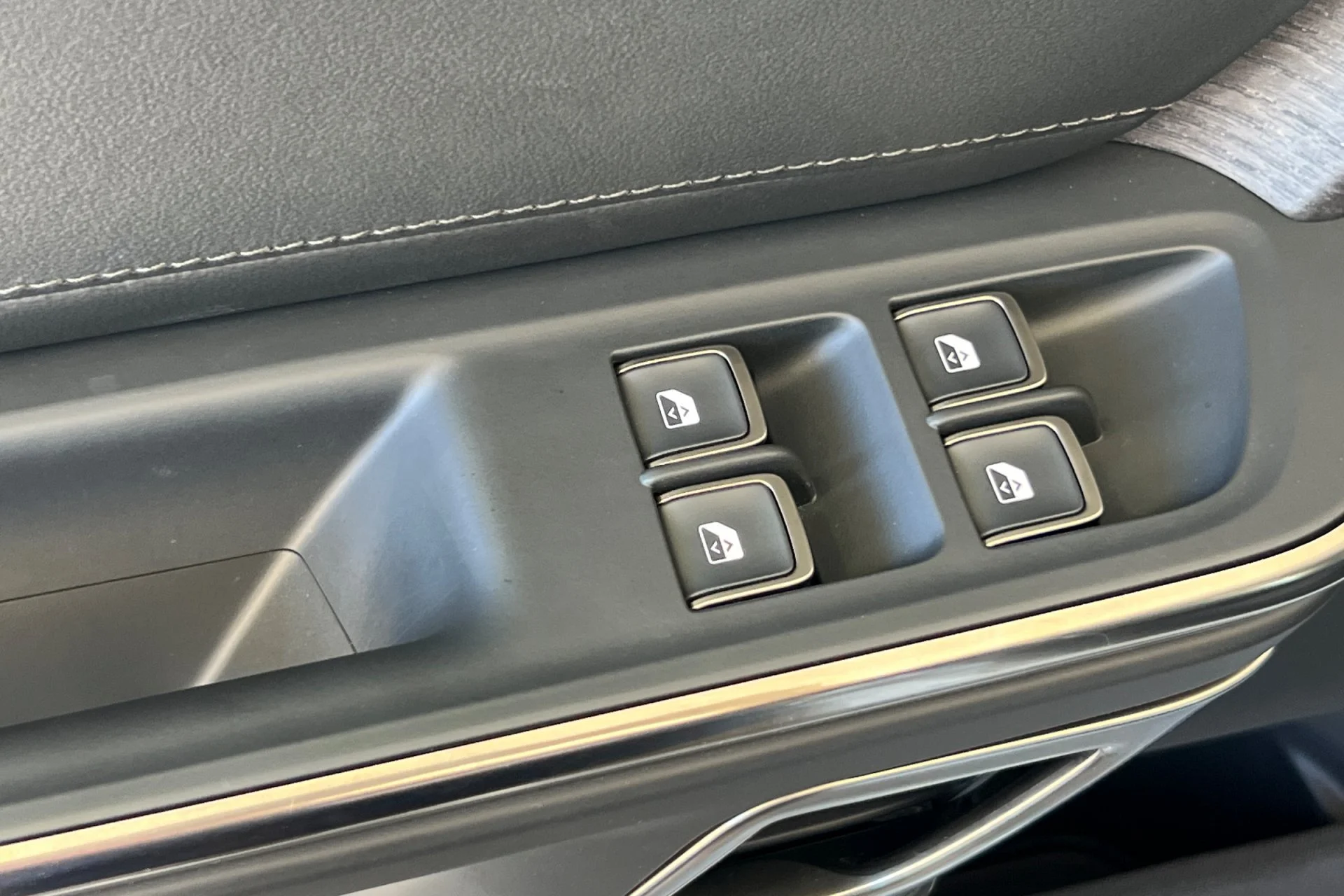 Used 2023 LA Silver Rivian Adventure image 15