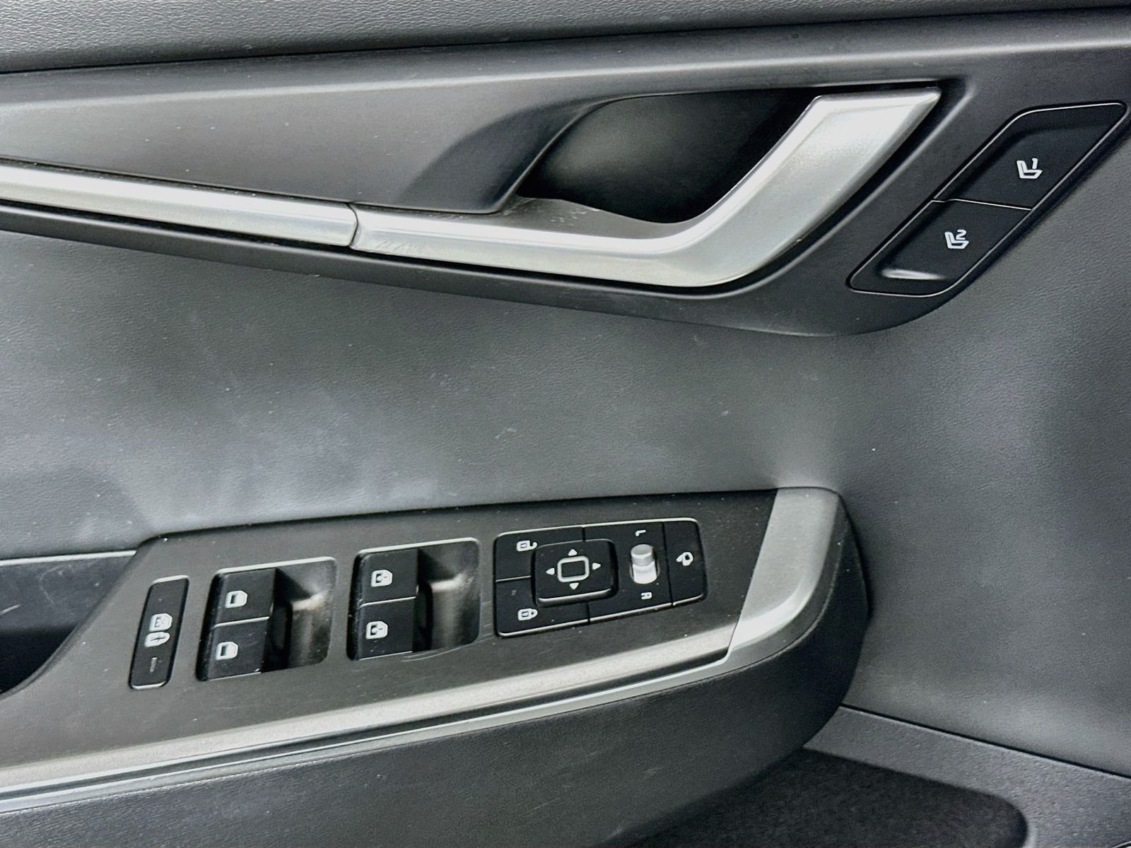Used 2022 Steel Gray Kia Wind image 18