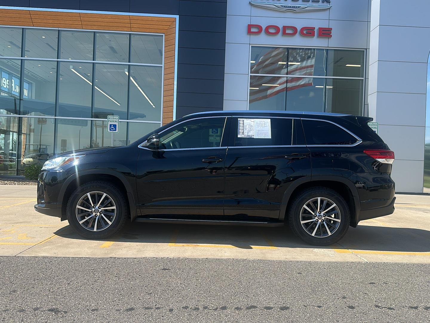 Used 2017 Toyota Highlander XLE with VIN 5TDJZRFH2HS507860 for sale in Kansas City