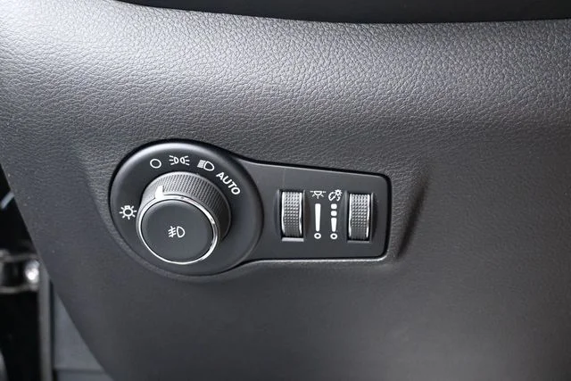 New 2026 Diamond Black Crystal Pearl-Coat Exterior Paint Jeep Latitude image 16