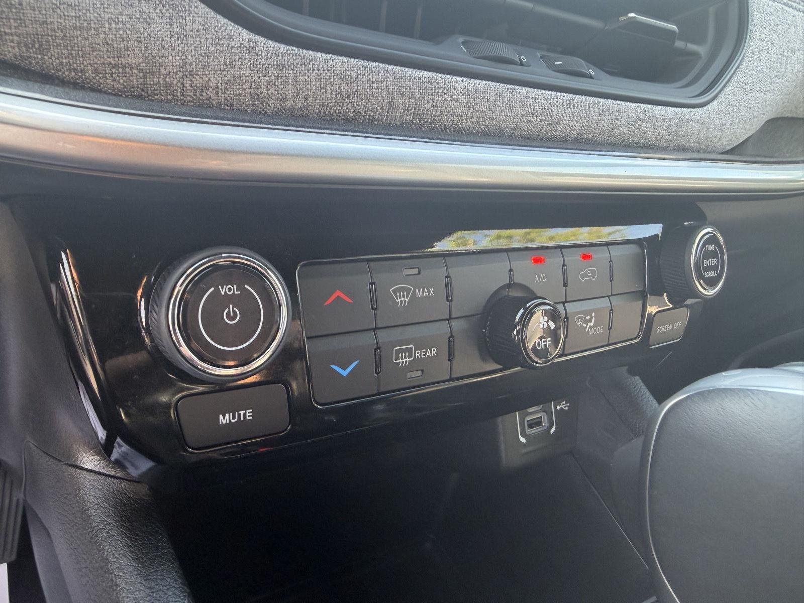 Used 2023 Bright White Clearcoat Jeep Latitude image 29