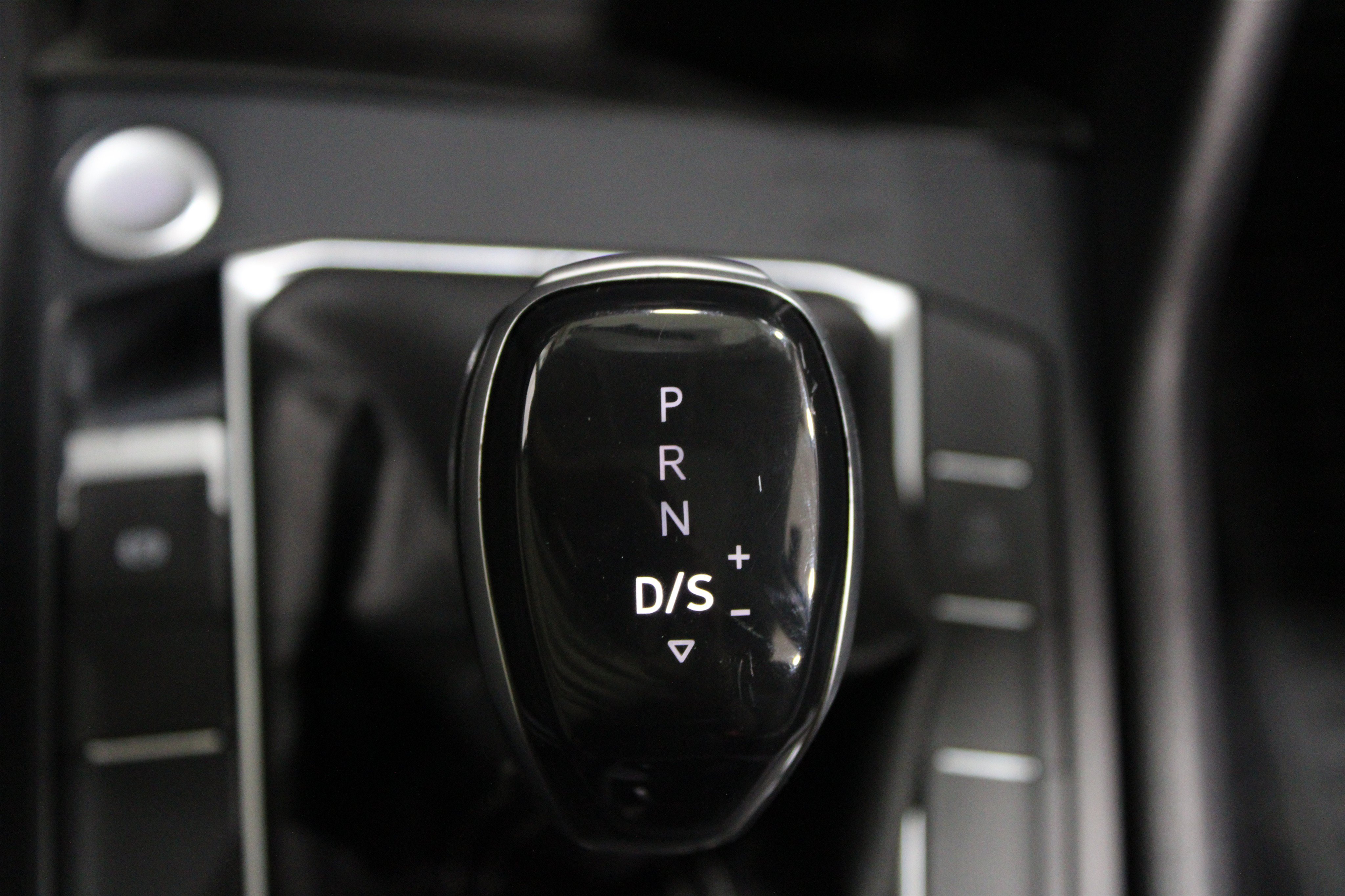 Used 2022 Blue Volkswagen SE image 16