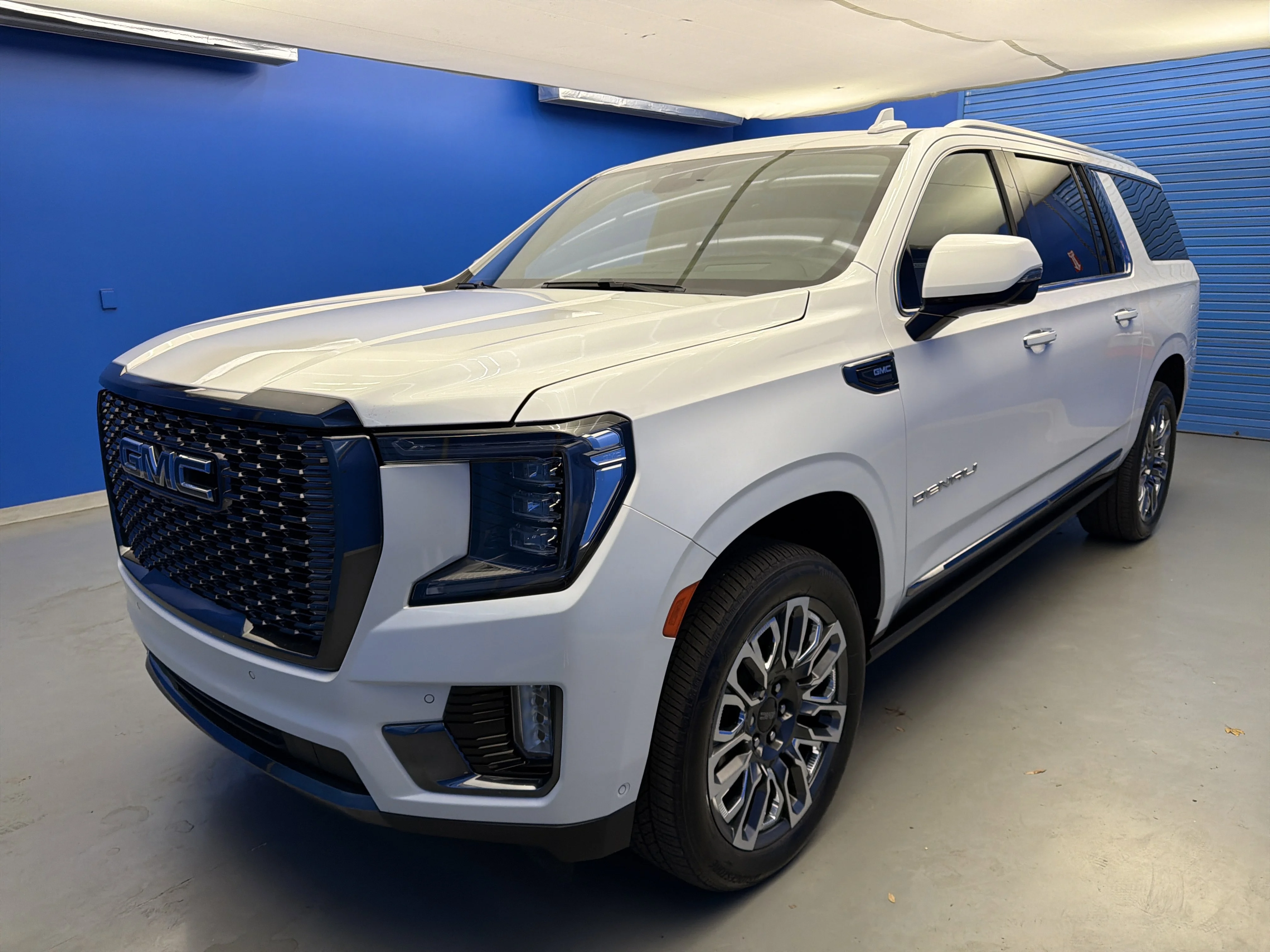 Used 2023 White Frost Tricoat GMC Denali Ultimate image 4
