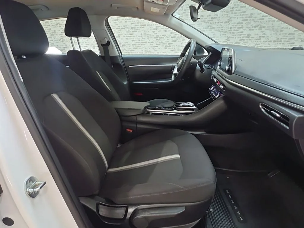 Used 2022 Quartz White Hyundai SEL image 8
