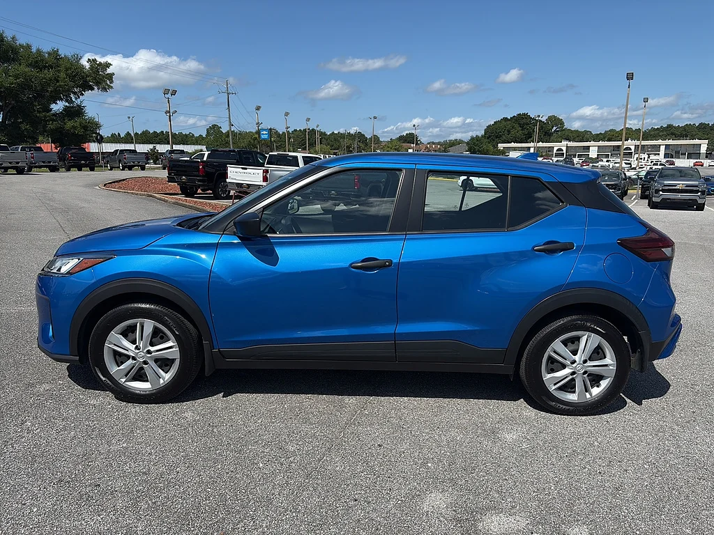 Used 2025 Electric Blue Metallic Nissan  image 3