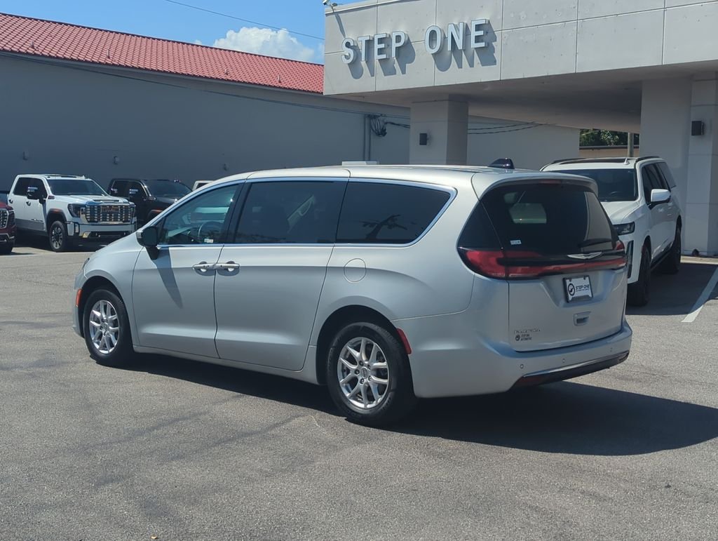 Used 2023 Silver Chrysler Touring L image 4