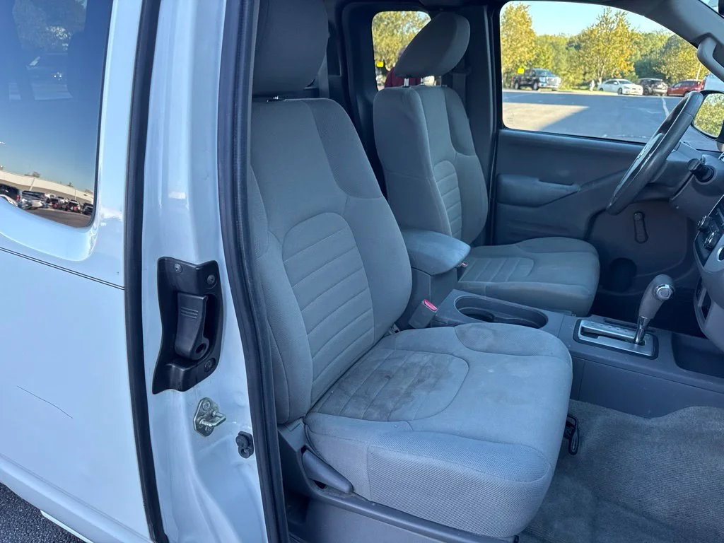 Used 2017 White Nissan S image 17