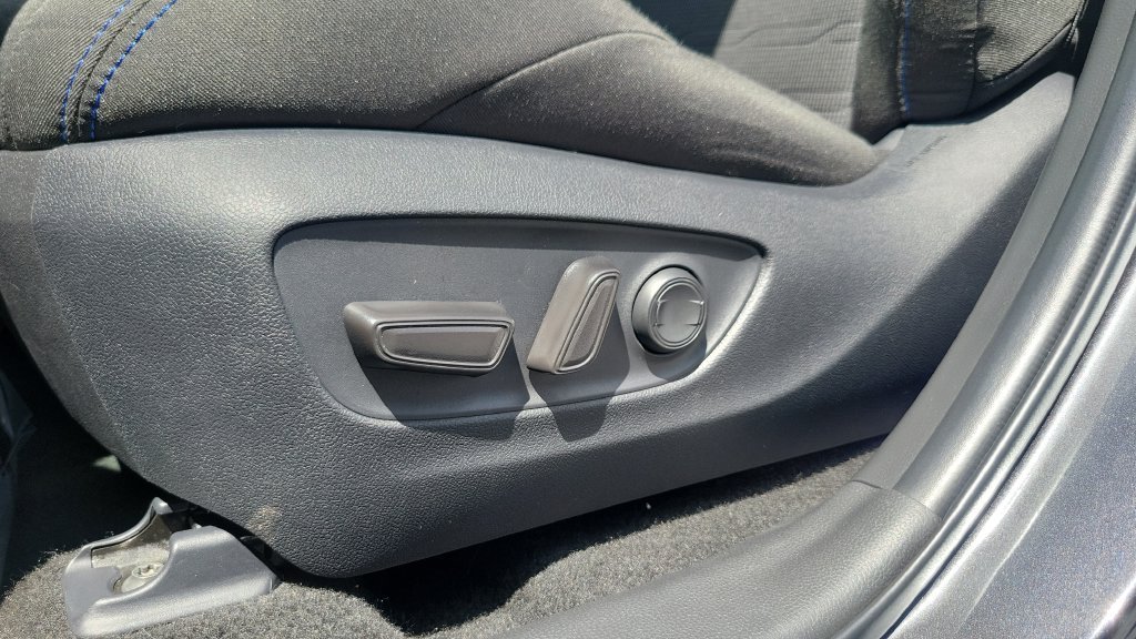 2025 Toyota RAV4 SE - Photo 16