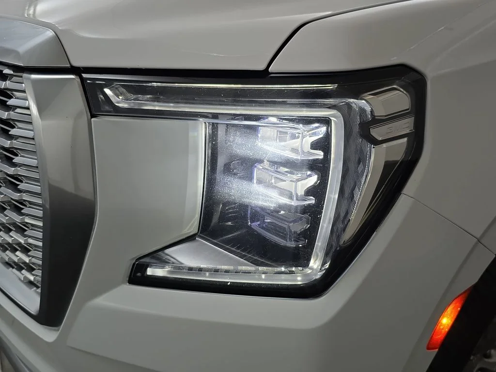 Used 2021 White GMC Denali image 32