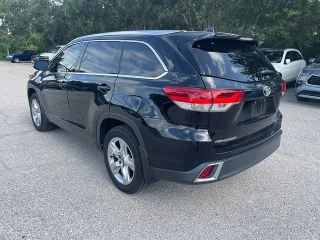 Used 2018 Midnight Black Metallic Toyota Limited image 4