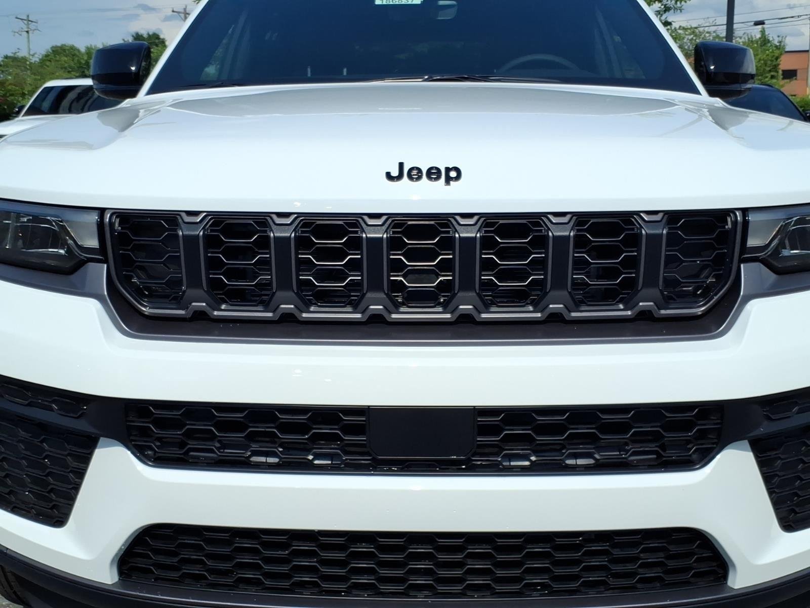 New 2026 Bright White Clear-Coat Exterior Paint Jeep Laredo Altitude image 13