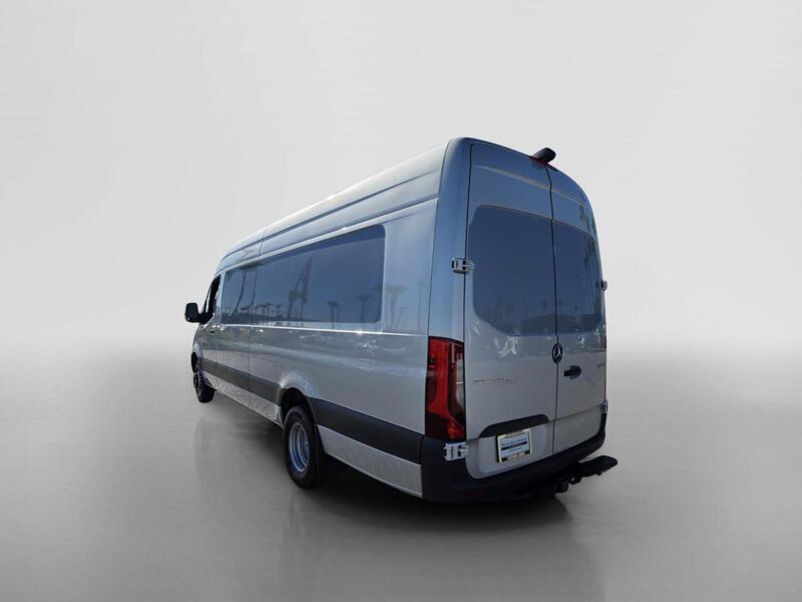 Used 2024 Iridium Silver Mercedes-Benz M4CAEH image 3