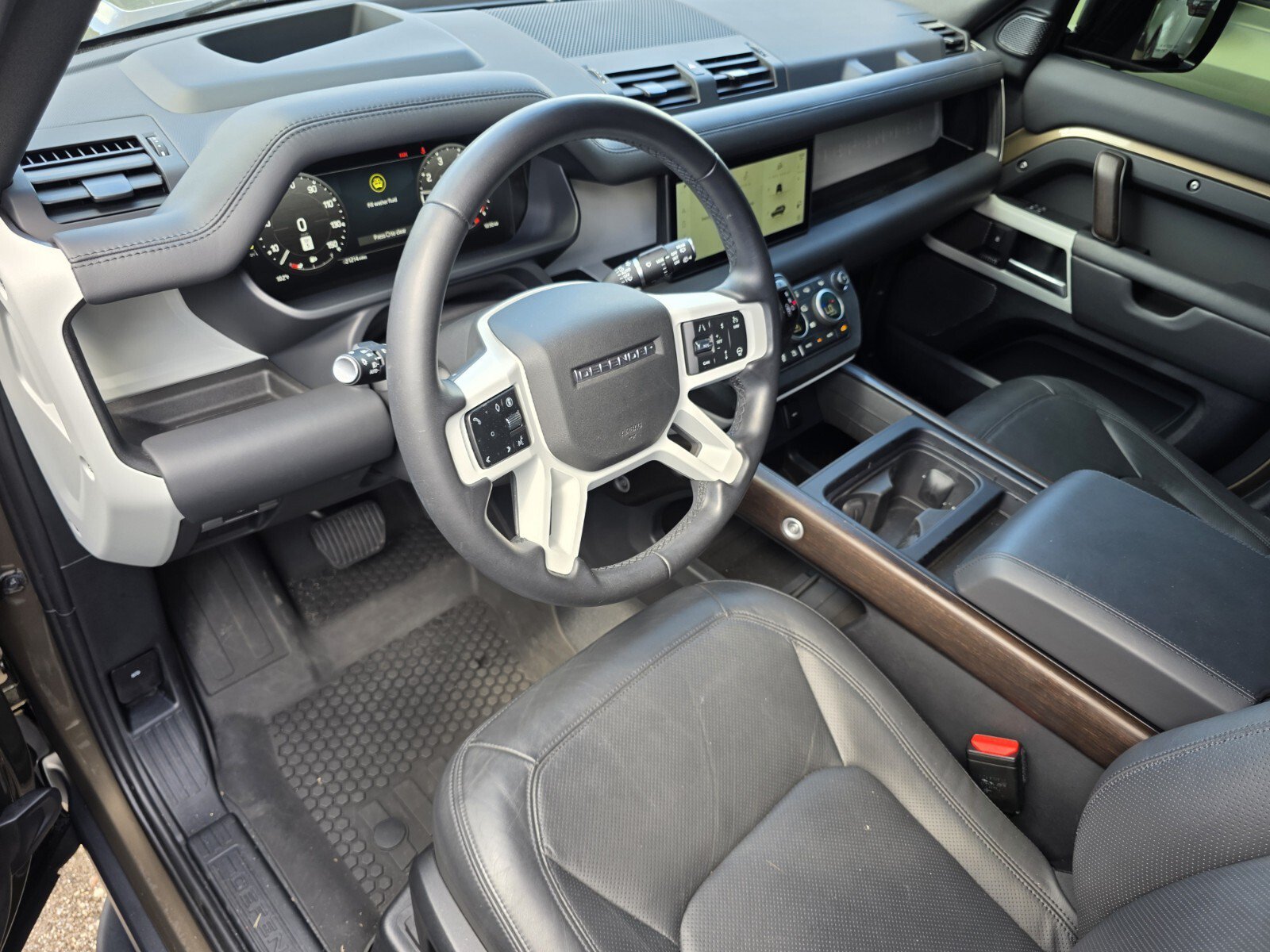 Certified Used 2024 Gondwana Stone Metallic Land Rover SE image 11