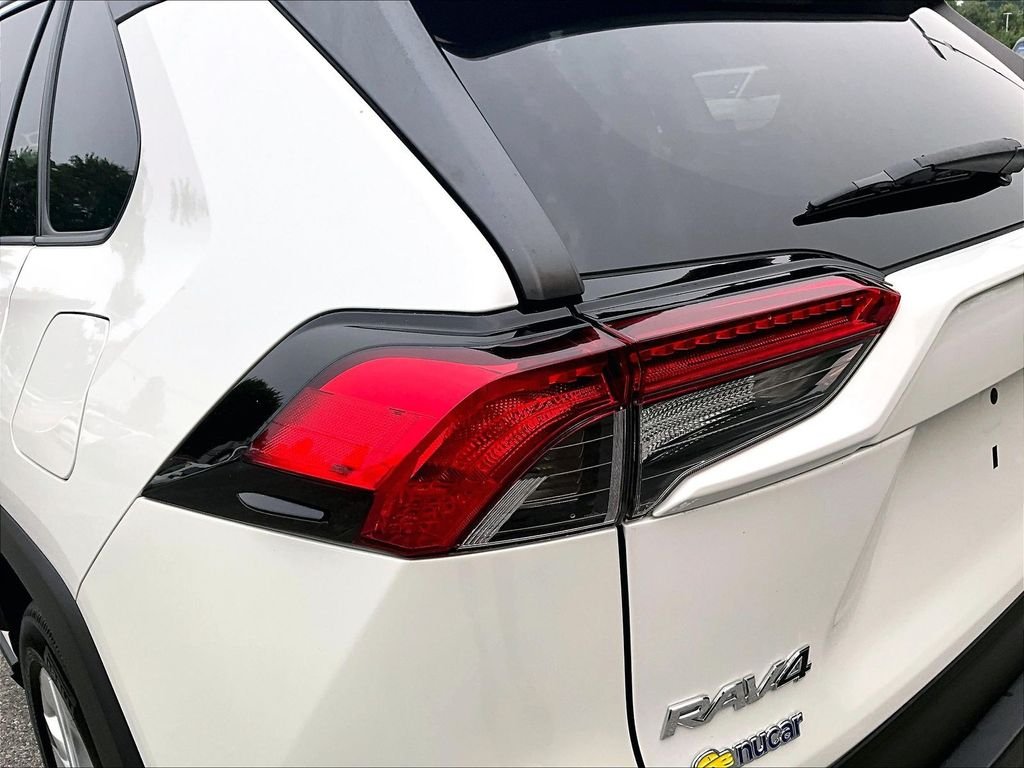 Used 2021 White Toyota XLE Premium image 34